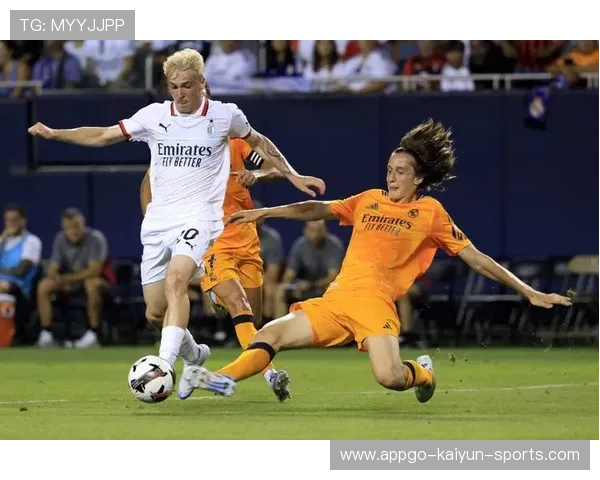 球场奇迹:全能球员在友谊赛中崭露头角,赢得教练厚望